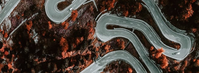 a picture of a curly road